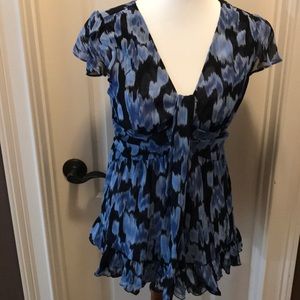 Beautiful tie front flowy blouse.